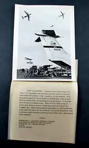 2AIRCARFT LOCKHEED C141 STARLIFTER FANJET PARATROOP AIRCRAFT PHOTO DESCRIPTION 26x21 - Picture 1 of 1