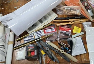 Riesiges Vintage sortiertes RC Modellflugzeug TEILE KONVOLUT - Motor Requisiten Anleitung Holz - Bild 1 von 24