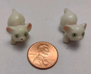 Gatitos miniatura de plástico blanco con orejas rosadas - Imagen 1 de 4