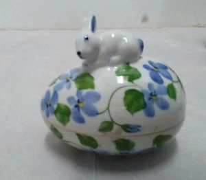 Blau weiß grün Ei und Hase Schmuckschatulle handbemalt Blumen 4,25" Porzellan - Bild 1 von 6