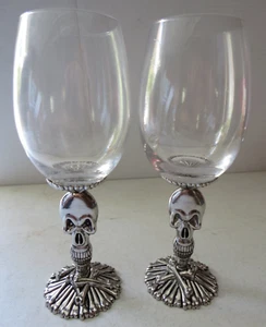 Juego de 2 copas de vino copas calavera huesos cruzados tallo de metal Halloween gótico - Imagen 1 de 8