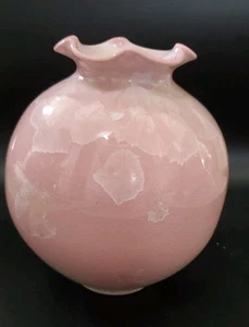 Einzigartige runde rosa weiße kristallglasierte Keramik Vase gerippter Rand signiert - Bild 1 von 14
