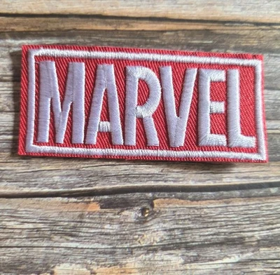 Logotipo de quadrinhos Marvel vermelho e branco bordado ferro em patch - Imagem 1 de 2