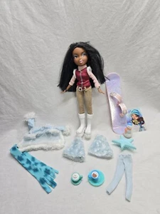 Muñeca Sasha MGA Bratz Wintertime Wonderland pelo negro - con accesorios y más - Imagen 1 de 21