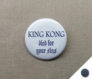 King Kong murió por tus pecados 1,25” imán mártir mono crucifixión salvador Kubrick - Imagen 1 de 6
