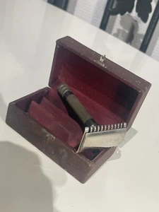 Ancien Rasoir de Sécurité Vintage Dans la Boîte D’origine Avec 2 Lames Lafayette - Picture 1 of 7
