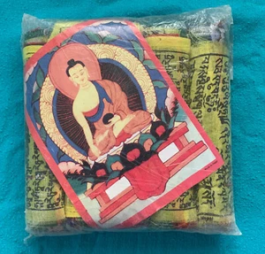 BUDISTAS TIBETANOS 5 rollos de oración banderas coloridas en cuerda NEPAL SIN USAR - Imagen 1 de 2