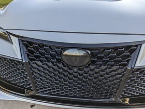 Calcomanía de vinilo humo oscuro para emblema delantero Toyota Avalon 2019-2022 - Imagen 1 de 2