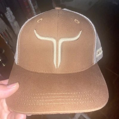Este es un sombrero de camionero Cattle Ranch Co. en color marrón y blanco SnapBack Foto 1 de 4