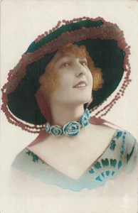 CP PORTRAIT FEMME SOURIANTE CHAPEAU ROSES - AJOUTS COULEUR - 99902 - Picture 1 of 2