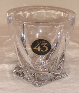 Licor 43 Glas Whiskybecher mit einzigartigem quadratischem gedrehtem Boden. Sehr guter Zustand! - Bild 1 von 3