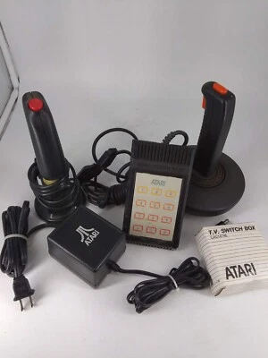 批量 Atari 控制器和配件 - 未测试 — 第 1/3 张图片