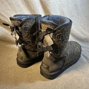 Botas UGG Australia Mujer Azul Bailey Bow Brillo Leopardo Piel de Oveja 8 ¡RARAS! - Imagen 1 de 9