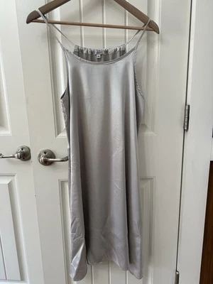 Ночная рубашка PJ Harlow серебристая серая атласная пижама рубиновый размер средний - Изображение 1 из 4