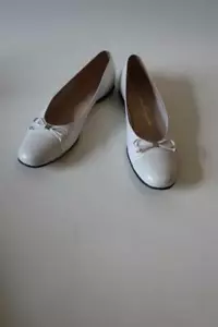 WOMENS SALVATORE FERRAGAMO WHITE BALLET FLAT SZ 9 AAAA* - Picture 1 of 7