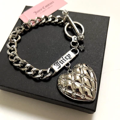 NUEVO CON ETIQUETAS Original JUICY COUTURE Moda Corazón Dije Latón Cadena Pulsera Logo Plateado Foto 1 de 4