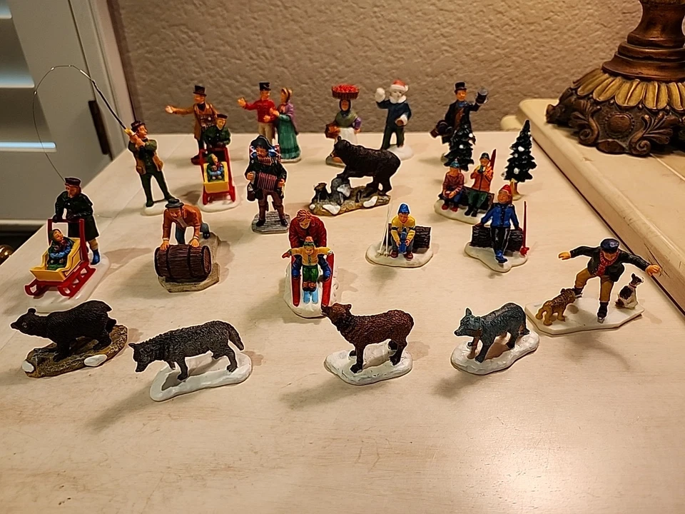 Лот товаров LEMAX Christmas Village люди, деревья, животные и аксессуары 24 шт. - Изображение 1 из 4