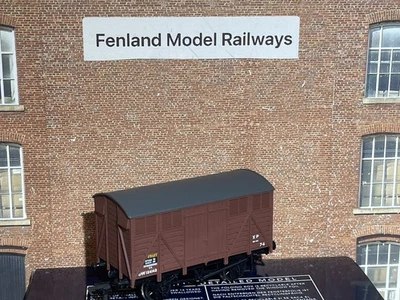 Bachmann OO Gauge 37-750 12 Ton Fruit Van Wagon W134143 in BR Brown Livery - Image 1 of 4