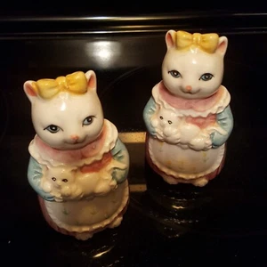 Vintag Taiwan Cat & Kitten Salt & Pepper Shaker Blue Apron Pink Dress Yellow Bow - Picture 1 of 6