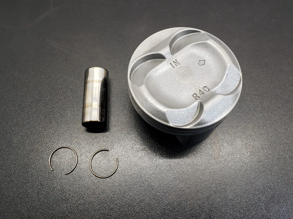 Комплект поршней 2010 - 2011 Honda CR-V K24 B OEM 13020-R40-A00 - Изображение 1 из 4