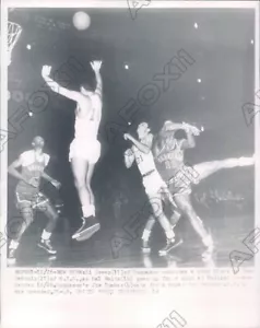 1954 Duquesne Basketball Si Green Block on NYU Don DeBonis Press Photo - Picture 1 of 2