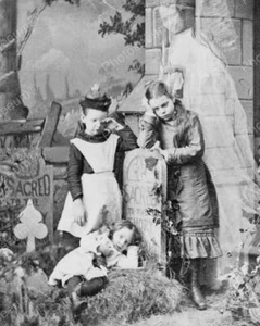 Niños lloran pérdida de madre fantasma aparece 1889 8x10 reimpresión de foto antigua - Imagen 1 de 1