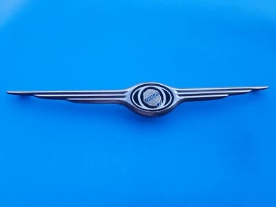 01 02 03 04 CHRYSLER TOWN & COUNTRY PARRILLA DELANTERA EMBLEMA INSIGNIA SÍMBOLO USADO OEM A6 Foto 1 de 4