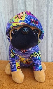 Mops Hund Stofftier Plüsch trägt Hoodie zu cool Graffiti Skater Mops Hip Hop - Bild 1 von 10