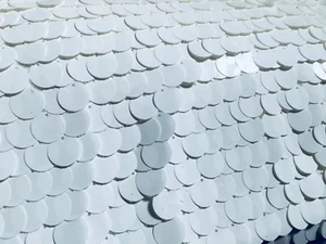 Material de tela de lentejuelas brillantes de 18 mm BLANCO BRILLANTE lentejuelas elásticas -130 cm de ancho - Imagen 1 de 3