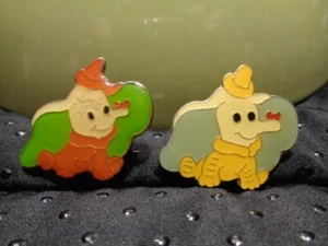 Par De Colección de Prendedores de Solapa Sombrero de Metal Walt Disney Dumbo Años 70 ¡Muy Lindos! - Imagen 1 de 2