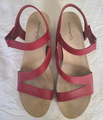 Sandalias BareTraps Gerdee rojas con tiras de 3" con cuña de tacón acolchado para mujer 9,5 Foto 1 de 4
