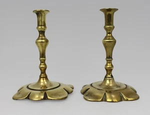Par de candelabros pequeños antiguos de latón con base de pétalos - Imagen 1 de 3