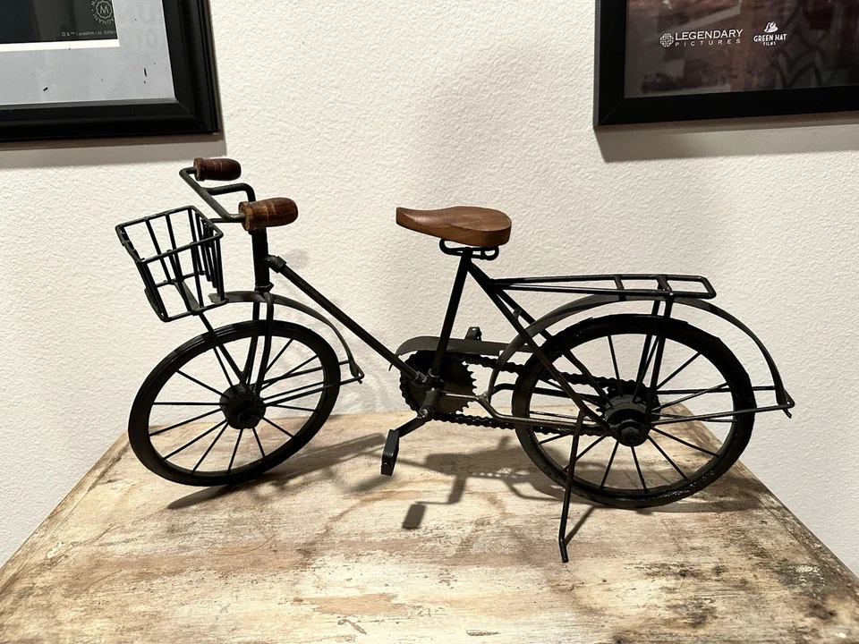 Escultura vintage exhibición de bicicletas asiento/manillar de madera y cesta de metal con soporte Foto 1 de 4