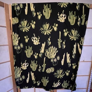 Tela de polialgodón elástica en 4 vías negra con cactus verde direccional 60"x5 yardas - Imagen 1 de 6