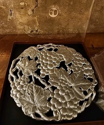 Arthur Court Vintage 1995 Remache de aluminio con patas 7,5" uvas y hojas redondas Foto 1 de 4