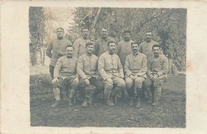 Zehn Soldaten draußen Echt Foto Postkarte rppc - Bild 1 von 2