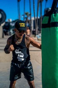 Correa trasera "STRAIGHT OUT THE GHETTO™" | 2 colores | ¿POR QUÉ? x SCRAPPY RAMIREZ - Imagen 1 de 9
