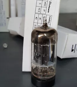 NUEVO DE LOTE ANTIGUO RCA EE. UU. Placa Negra 5963 12AU7 ECC82 Nuevo Tubo de Stock Antiguo Amplitrex Probado - Imagen 1 de 2