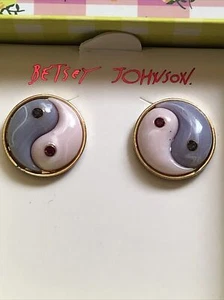 Betsey Johnson Gold Tone Pastel Purple & Pink Yin & Yang Button Earrings NIB - Picture 1 of 11