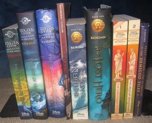 Lot of 9 books by Rick Riordan - mixed lot - Percy Jackson, Magnus Chase, etc - Foto 1 di 1