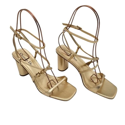 Sandalia Christian Dior CD C'est Dior Tacón Talla 37 EE. UU. 7 Dorado Metálico Tirantes Foto 1 de 4