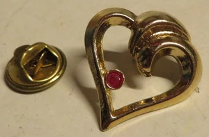 Vintage HARRIET CARTER Gold Tone GENUINE RUBY HEART Hat Lapel PIN 3/4" Used Wave - Picture 1 of 7