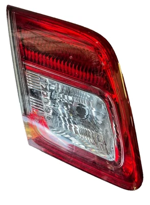 2010-2011 TOYOTA CAMRY INNER LEFT TAIL LIGHT TRUNK LID TAIL LAMP 81590-06330 OEM Foto 1 de 4