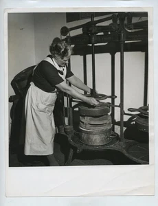 Cheesemaking Double Gloucester 1956 Mrs. Browning 2 fotos de prensa - Imagen 1 de 4