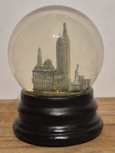 Saks Fifth Avenue New York Musical Snow Globe 16cm glitterglobe - Picture 1 of 11
