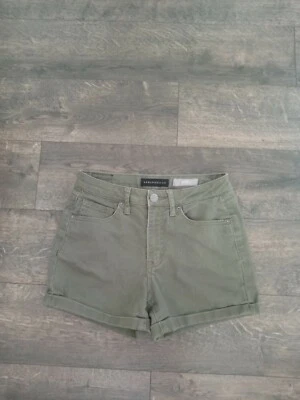 Pantalones cortos chinos midi con puños verde oliva tiro medio Aeropostale talla 2 en muy buena condición W-16 Foto 1 de 4