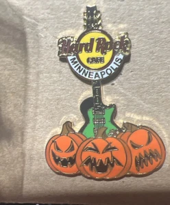 Hard Rock Cafe Minneapolis 2005 Halloween 3 Pumpkins LE 200 Guitar Pin - Picture 1 of 1