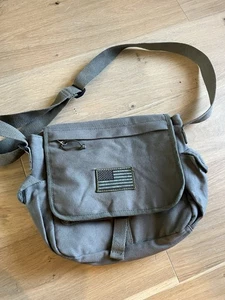 Fox Cargo Outdoor Departure Unisex Shoulder Bag Retro Hunter Green USA Flag - Picture 1 of 20