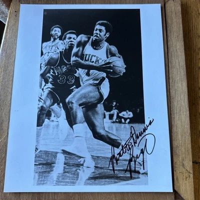 Foto 8x10 firmada por Oscar Robertson automática a Dennis Milwaukee Bucks Big O Foto 1 de 2