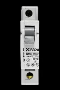 CLIPSAL 32 AMP CURVE B 6kA MCB CIRCUIT BREAKER ST68 - Picture 1 of 6